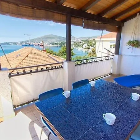 Bepoto - Family With Terrace Apartment Trogir